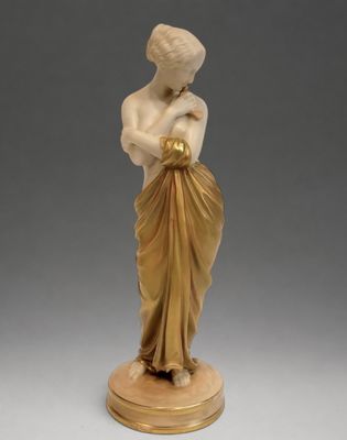 une statue représentant une femme vêtue d'une robe dorée