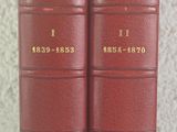 deux livres posés sur une table