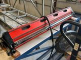 une machine qui travaille sur une pièce de métal