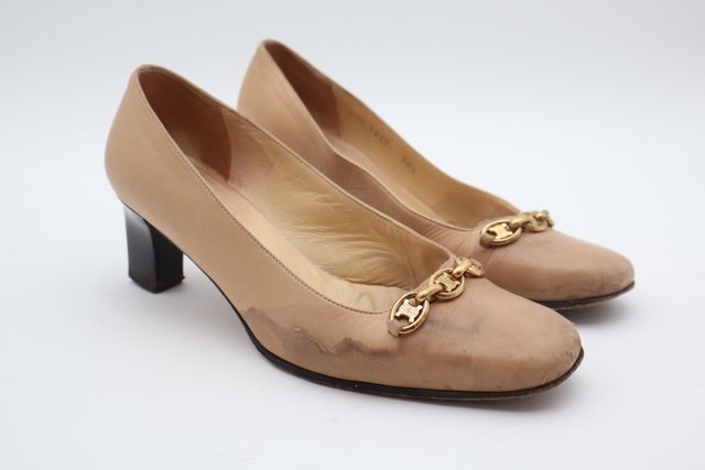 CELINE – Paire d’escarpins en cuir beige. Taille :36.5. Taches d’...