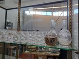 une étagère en verre sur laquelle sont posés de nombreux verres à vin