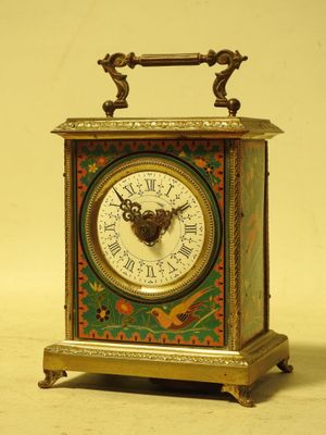une petite horloge posée sur une table