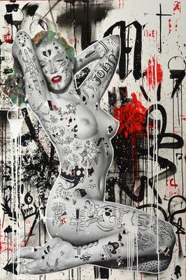 tableau représentant une femme tatouée, assise devant un mur recouvert de graffitis