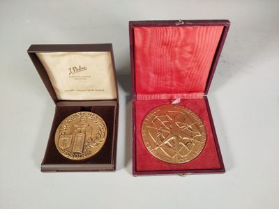 une image représentant une médaille d'or dans un coffret rouge