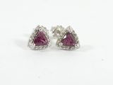 une paire de boucles d'oreilles en saphir rose et diamants sur fond blanc