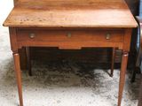 une petite table en bois avec deux tiroirs