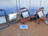 Plusieurs types de projecteurs sont alignés sur le sol