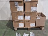une pile de cartons posée par terre à côté d'une pile de sacs