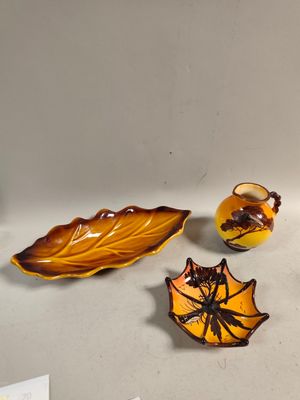 trois œuvres d'art différentes qui se trouvent sur la table