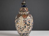 un vase surmonté d'un chat