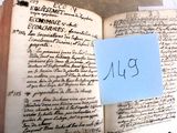un vieux livre sur lequel sont écrites des notes et auquel est collé un post-it