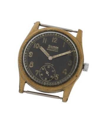 une image d'un gros plan d'une montre-bracelet sur un fond blanc