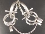 un bracelet en argent muni d'un fermoir et d'une chaîne