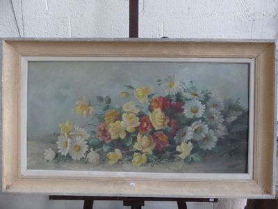 une photo d'un tableau représentant des fleurs posé sur un chevalet