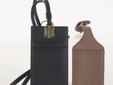 deux étiquettes de bagage en cuir et une étiquette de bagage en cuir sur fond blanc