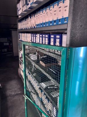 une étagère sur laquelle sont posées plusieurs boîtes