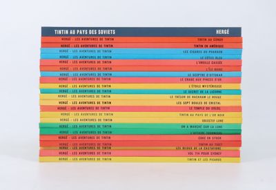 une pile de livres superposés sur une table