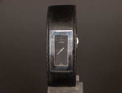 GUCCI Montre bracelet manchette en cuir noir et acier
