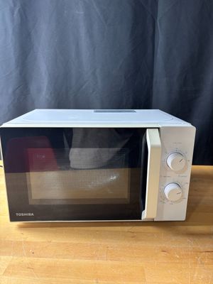 un micro-ondes posé sur une table en bois