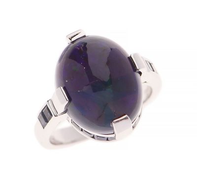 une image représentant une bague sertie d'une grosse pierre violette