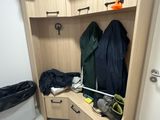 un porte-manteau dans un coin de la pièce
