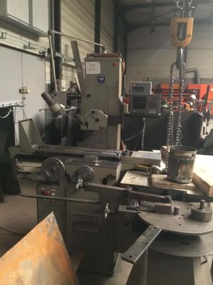 une machine qui se trouve à l'intérieur d'un bâtiment