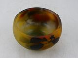 un bol en verre orné d'un motif sur un fond blanc