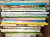 une boîte remplie de livres pour enfants empilés les uns sur les autres
