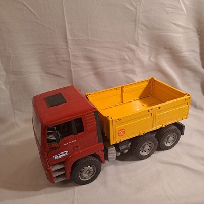 un camion miniature posé sur un drap blanc