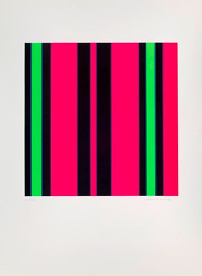 une image représentant une peinture à rayures roses et noires sur un mur blanc