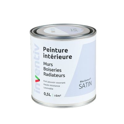 un pot de peinture posé sur une surface blanche