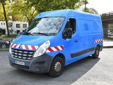 une camionnette bleue à rayures rouges et blanches garée sur un parking