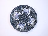 une assiette bleue et blanche ornée d'un motif floral
