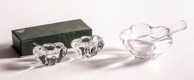 un petit vase en verre et un petit bol en verre