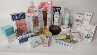 de nombreux types de produits de soins de la peau sur la table