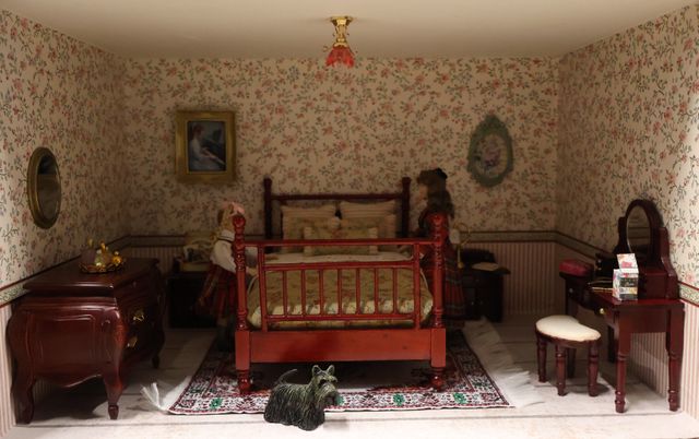 Diorama. Composition miniature, dans une vitrine en bois, vitre e...