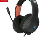 un gros plan d'un casque de jeu muni d'un micro, sur fond blanc