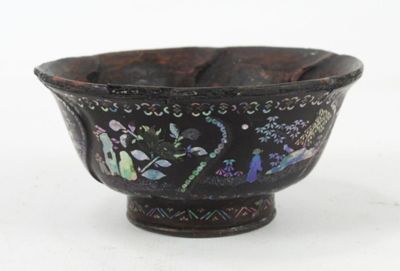 un bol noir orné d'un motif floral