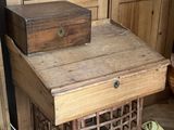 une table en bois sur laquelle est posée une boîte en bois