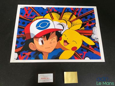 le Pokémon Pikachu et Pikachu avec un bout de papier jaune devant lui
