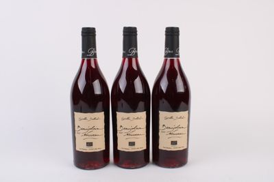 trois bouteilles de vin posées sur une surface blanche