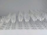 beaucoup de verres à vin vides sur la table