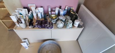 des toilettes dans une salle de bains où se trouvent de nombreux produits