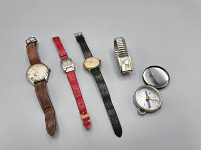 Plusieurs modèles de montres sont exposés sur une table.