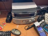 un bureau sur lequel se trouvent un ordinateur, un clavier, une souris et d'autres appareils électroniques