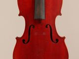 un vieux violon avec un archet accroché à son dos