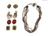 un assortiment de bijoux comprenant un collier, des boucles d'oreilles et un bracelet