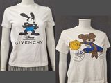 Deux t-shirts ornés d'un personnage de bande dessinée sont présentés sur un mannequin
