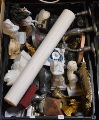 une boîte noire remplie d'objets divers posée sur une table