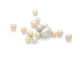un ensemble de perles blanches et jaunes sur un fond blanc